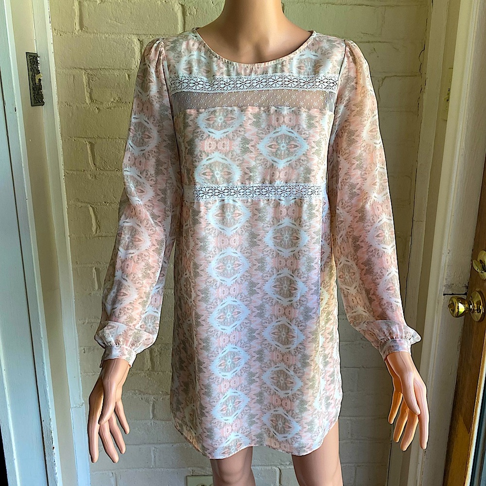 BCBGGeneration NWOT pale pink light gray white lace floral summer dress